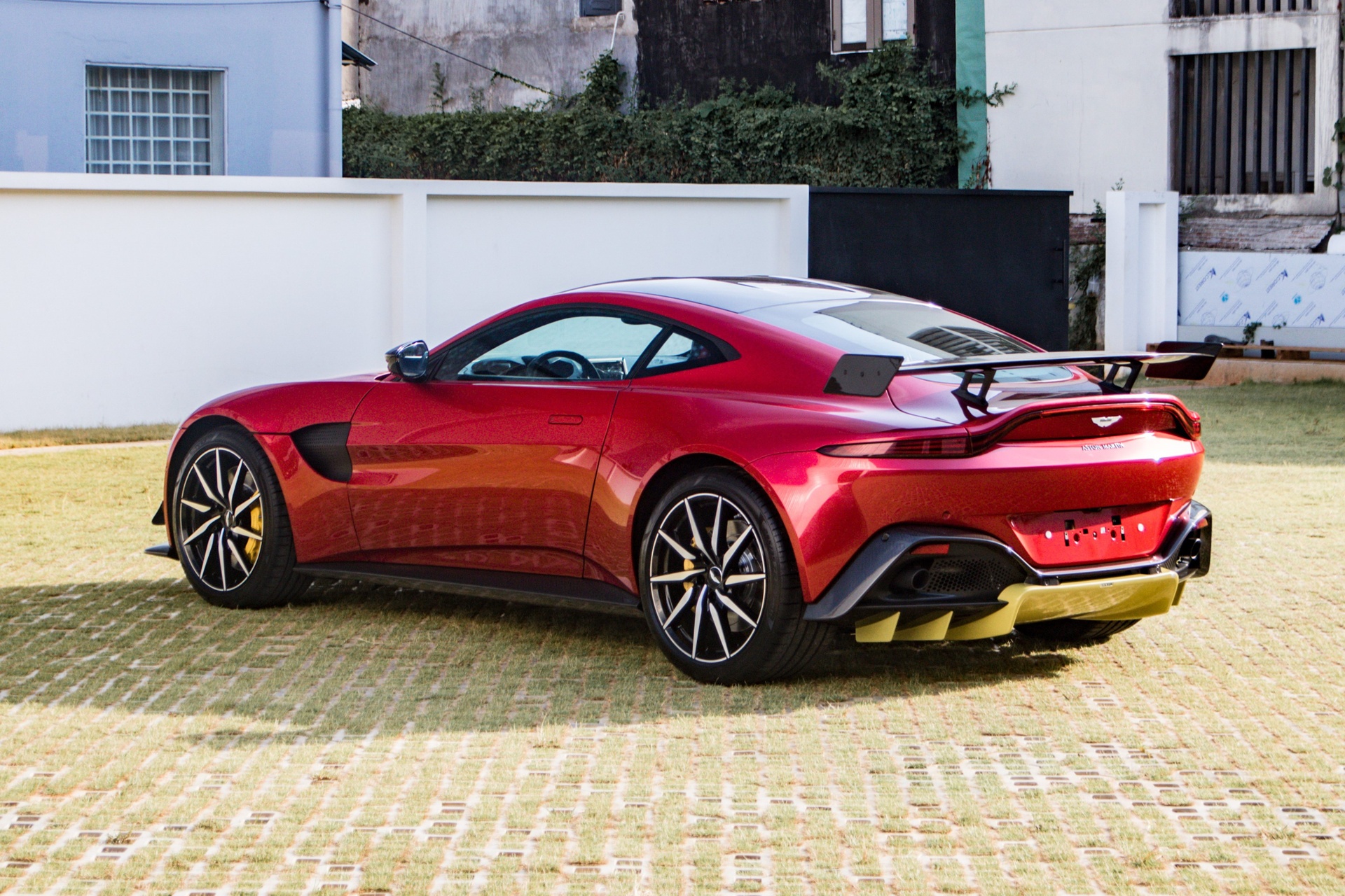 Minh Nhua mua Aston Martin Vantage anh 3