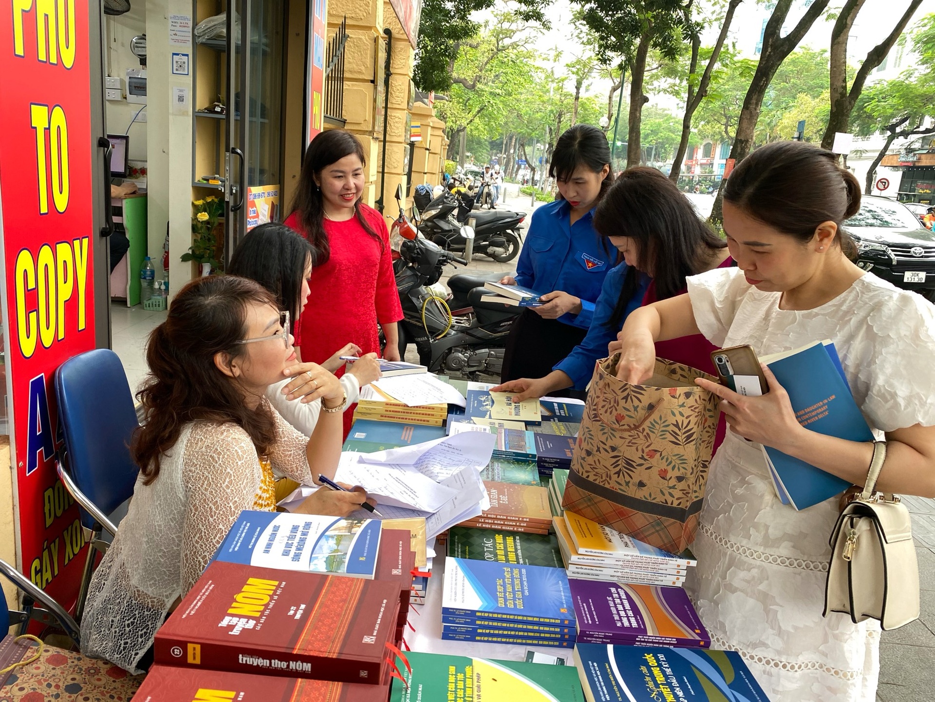 ngay sach van hoa doc anh 3