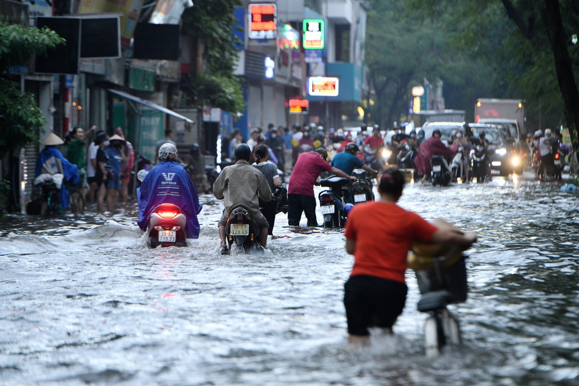 thiet hai do mua lon o Ha Noi anh 1