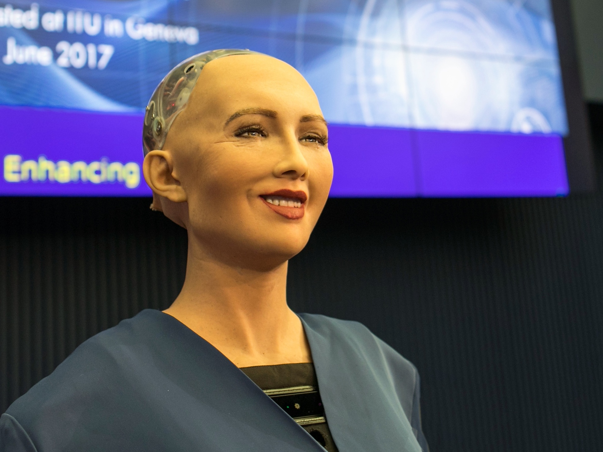 Tro chuyen voi robot Sophia anh 1