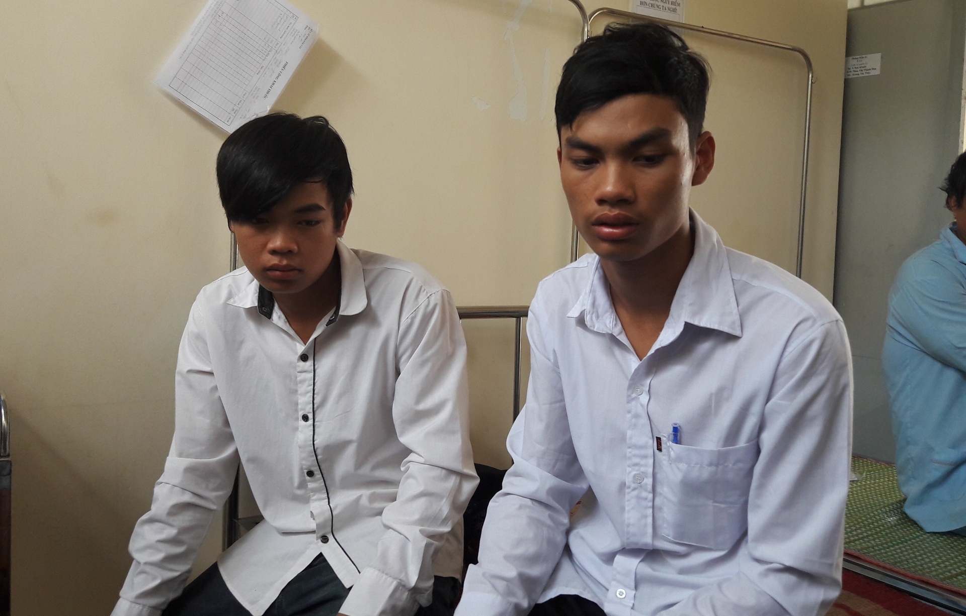 Cong an vien danh hoc sinh anh 1