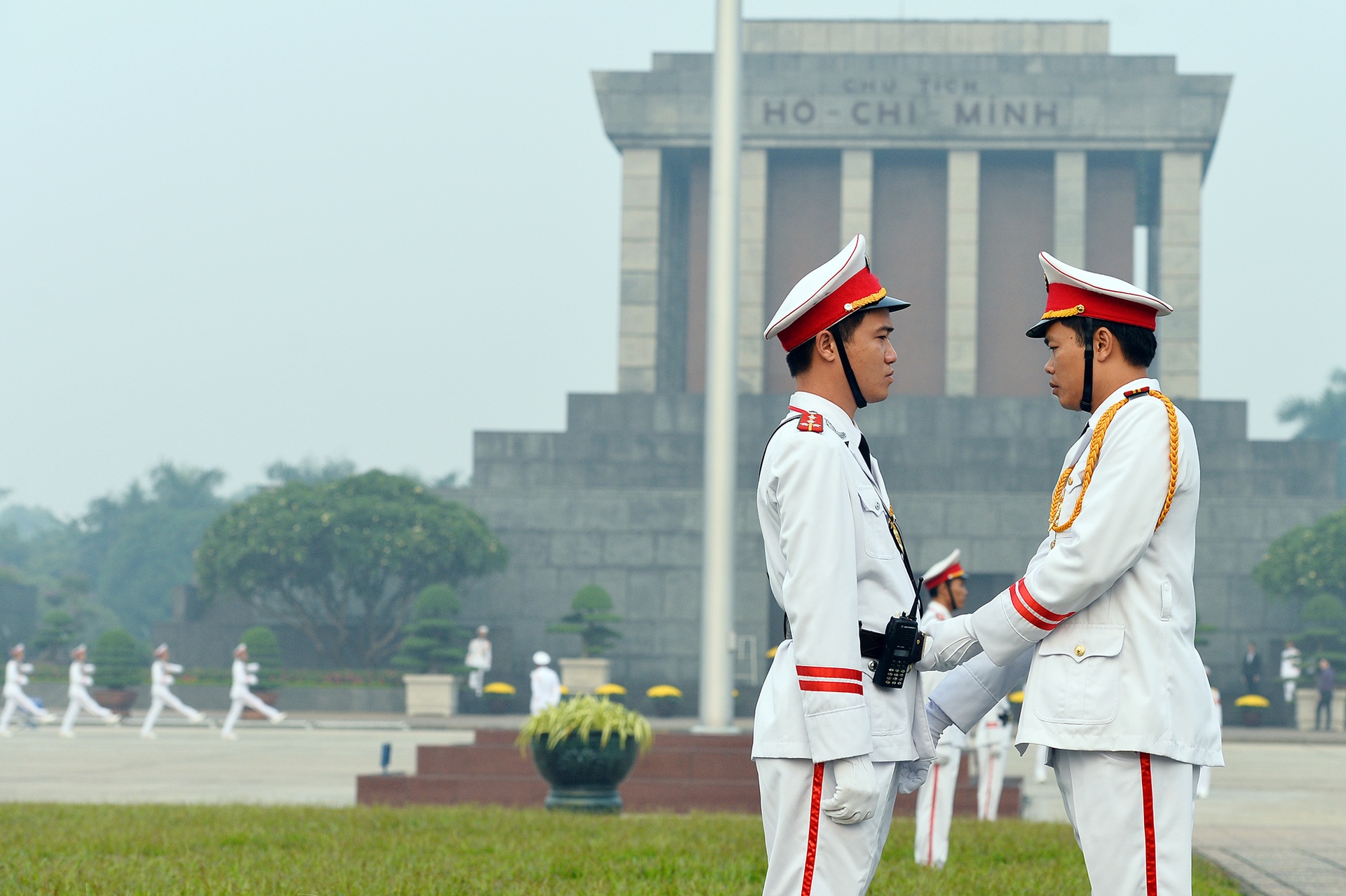 Đội cảnh vệ chỉnh đốn trang phục trước giờ trọng thể.