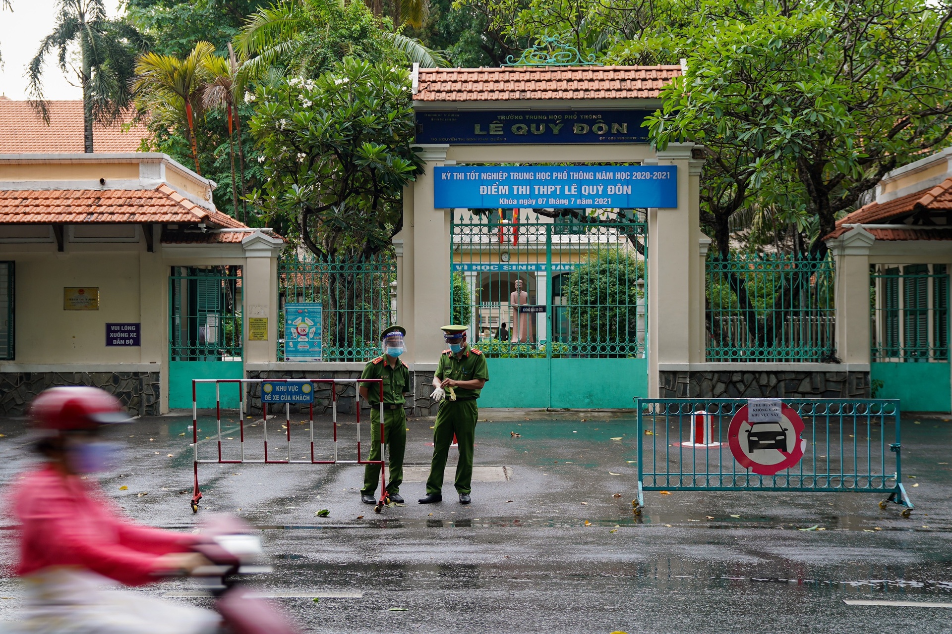phu huynh gian cach ngoai cong truong anh 1