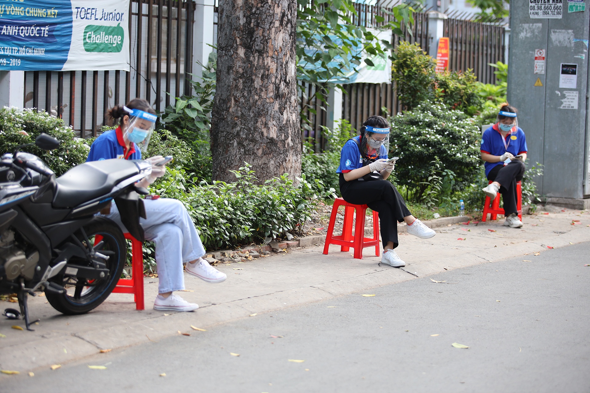 phu huynh gian cach ngoai cong truong anh 2