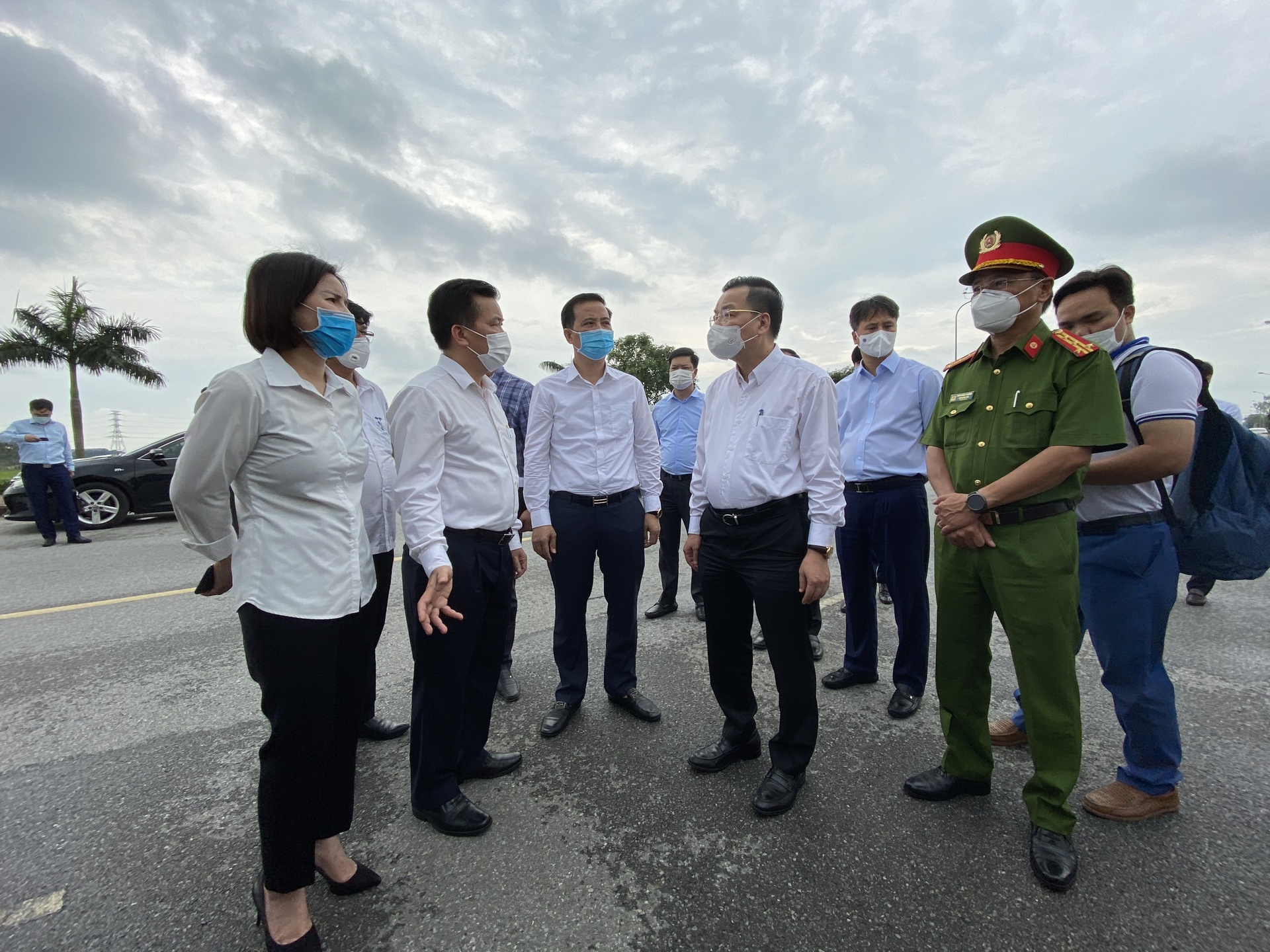 ca mac Covid-19 Ha Noi,  bac si benh vien nhiet doi anh 1
