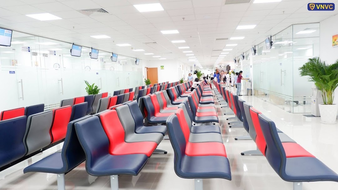 Dich Covid-19 Ha Noi,  Phong toa mot trung tam tiem chung o quan Ha Dong anh 1