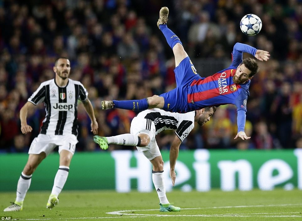 Messi nga dap mat xuong san anh 1
