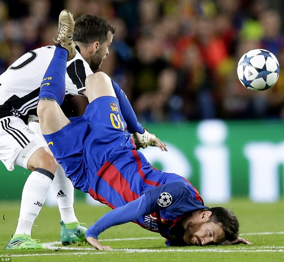 Messi nga dap mat xuong san anh 2