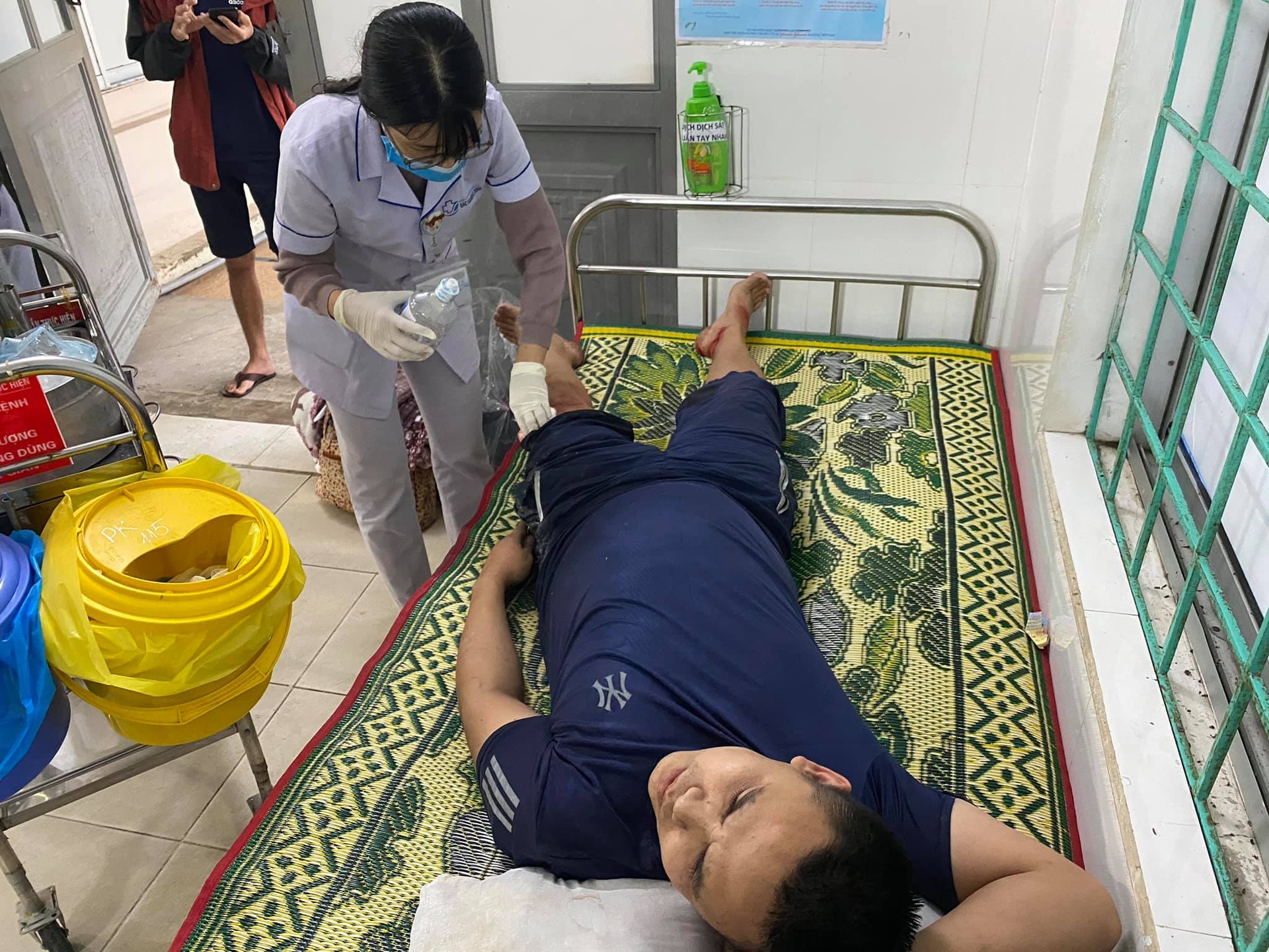 cuu nguoi bi nan tren duong cuu tro vung lu anh 3