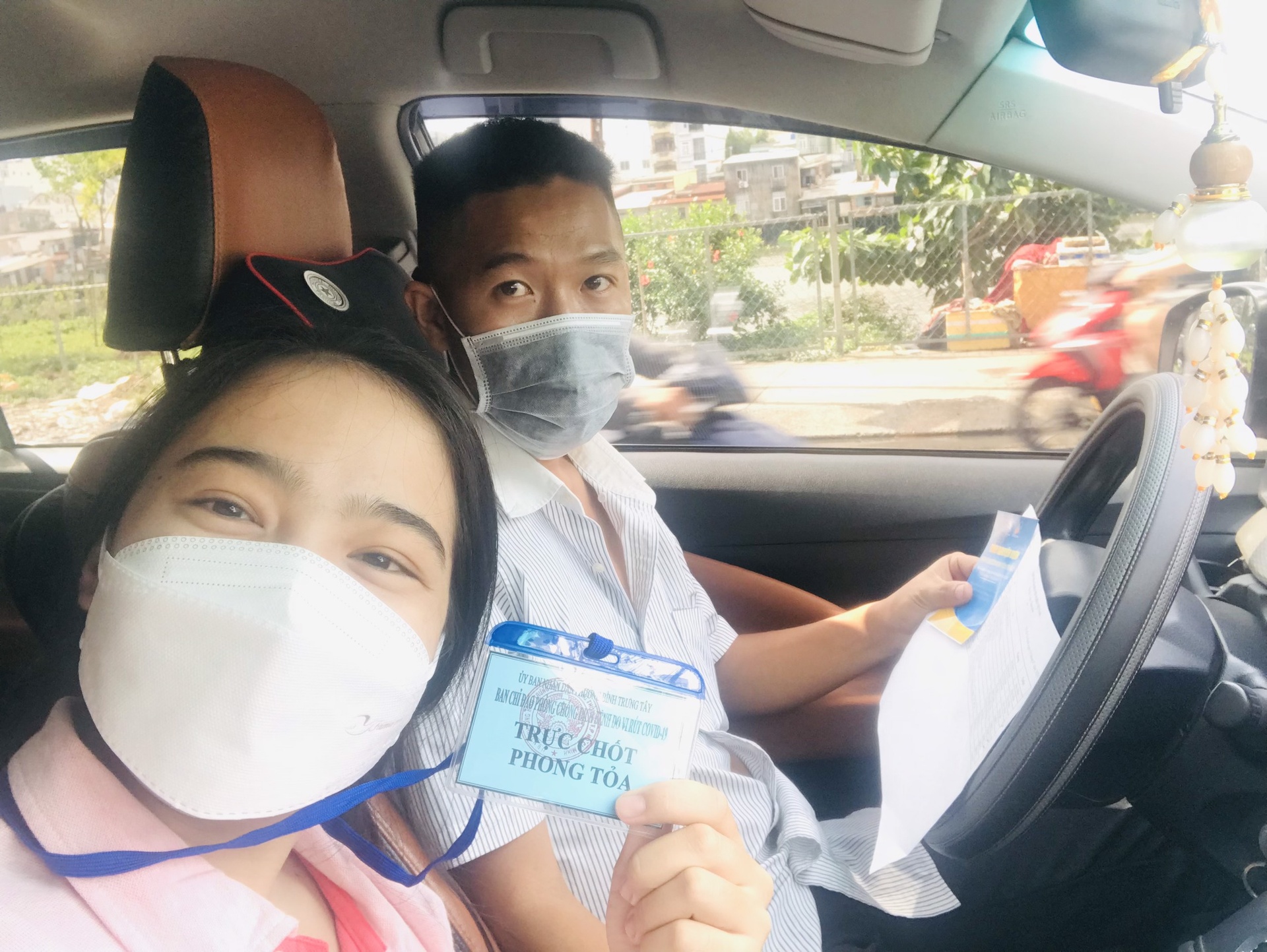 Cap vo chong cung la tinh nguyen vien chong dich o TP.HCM anh 1