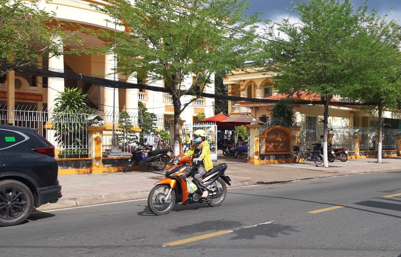 Hai nhom thanh nien gay roi truoc toa sau phien xu Trieu 'dien’ anh 1