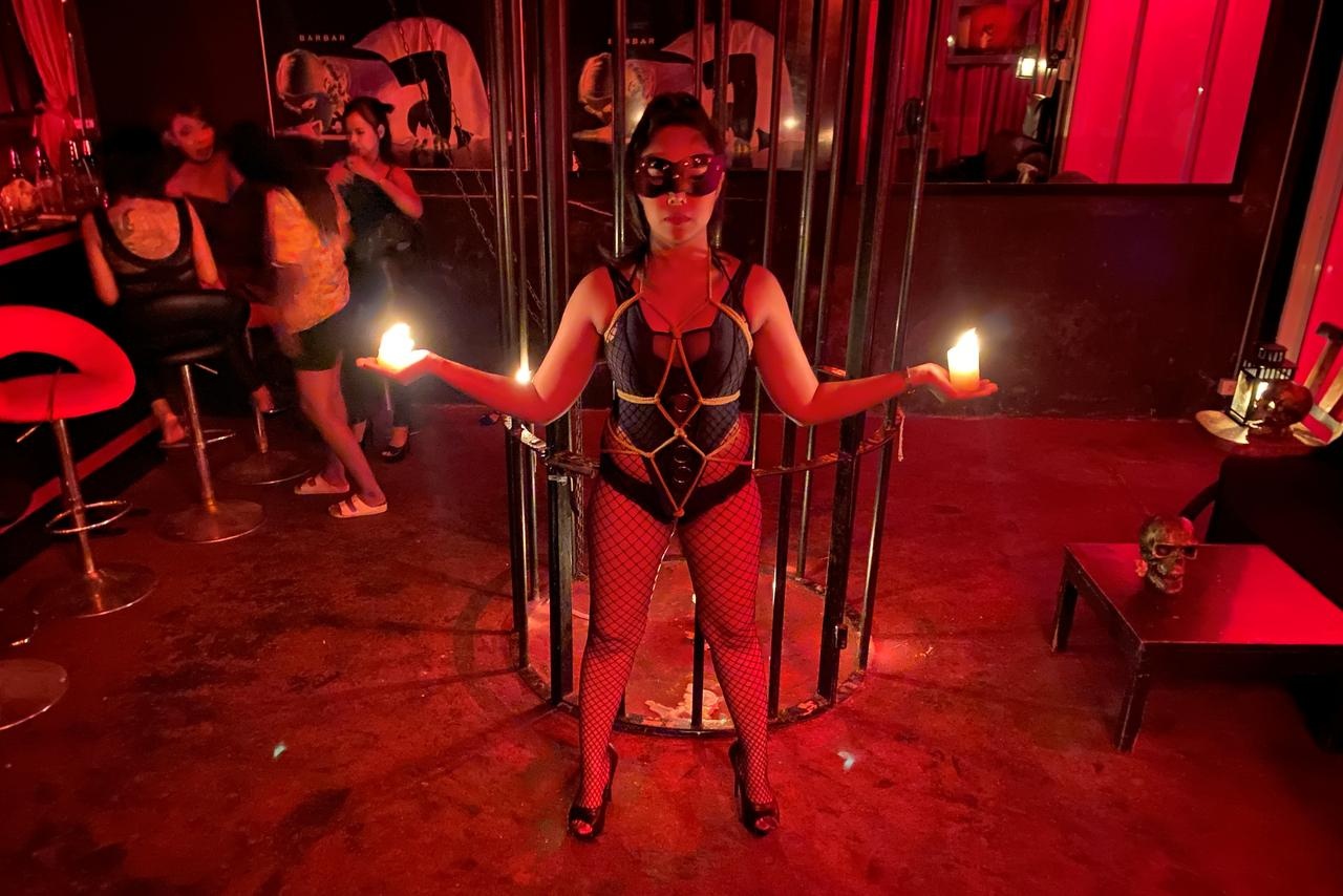 bar thoat y o Thai Lan dong cua keo dai anh 1