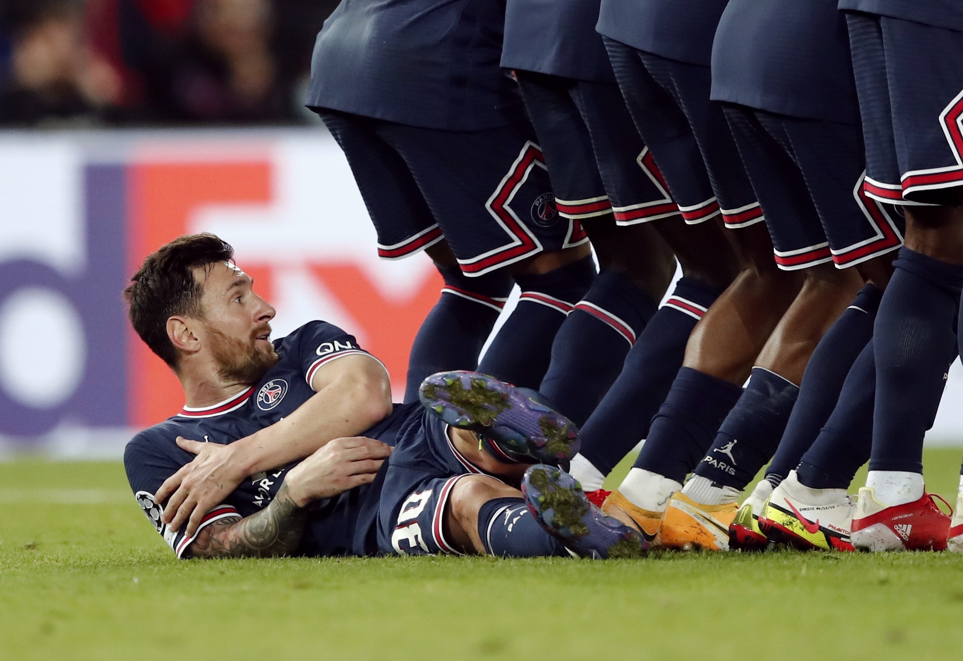 Dung khoc cho Messi PSG anh 1