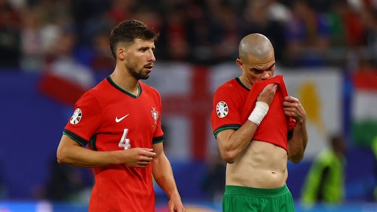 Pepe mắt đỏ hoe, bật khóc chào Ronaldo lần cuối sau trận thua Pháp 5 Ronaldo an ui Pepe anh 5