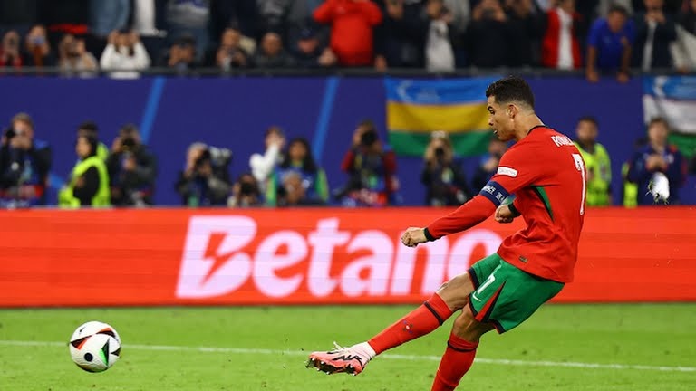 Pepe mắt đỏ hoe, bật khóc chào Ronaldo lần cuối sau trận thua Pháp 3 Ronaldo an ui Pepe anh 3