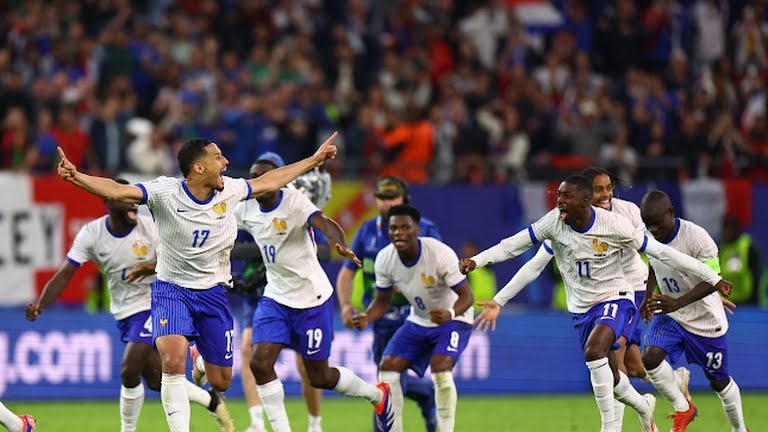 Pepe mắt đỏ hoe, bật khóc chào Ronaldo lần cuối sau trận thua Pháp 10 Ronaldo an ui Pepe anh 9