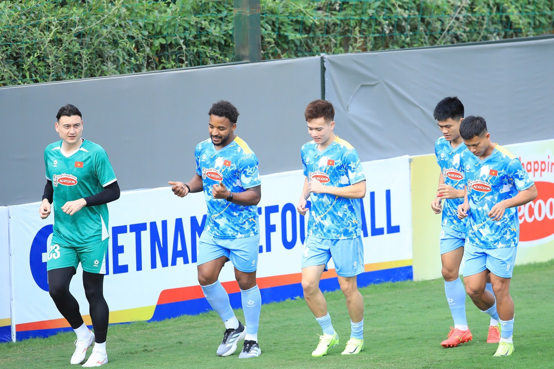 Tình trạng hiện tại của Xuân Son sau khi gặp chấn thương ở buổi tập đầu tiên 2 Xuan Son anh 1