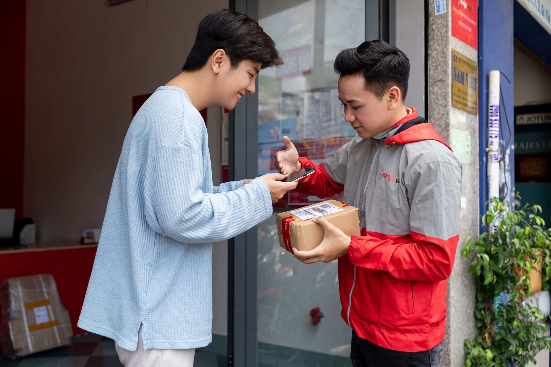 truc tuyen,  mua sam truc tuyen,  chi tieu anh 1
