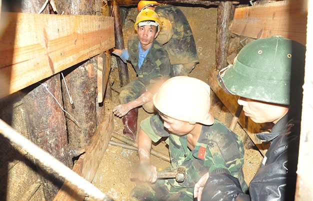 Công binh lữ đoàn 293 đào và gia cố hầm cứu nạn.