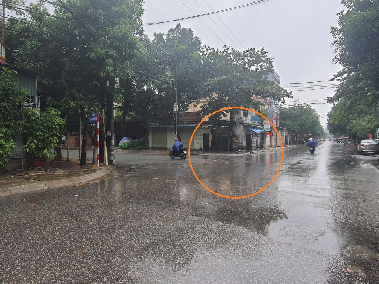 oto bien xanh gay tai nan anh 1