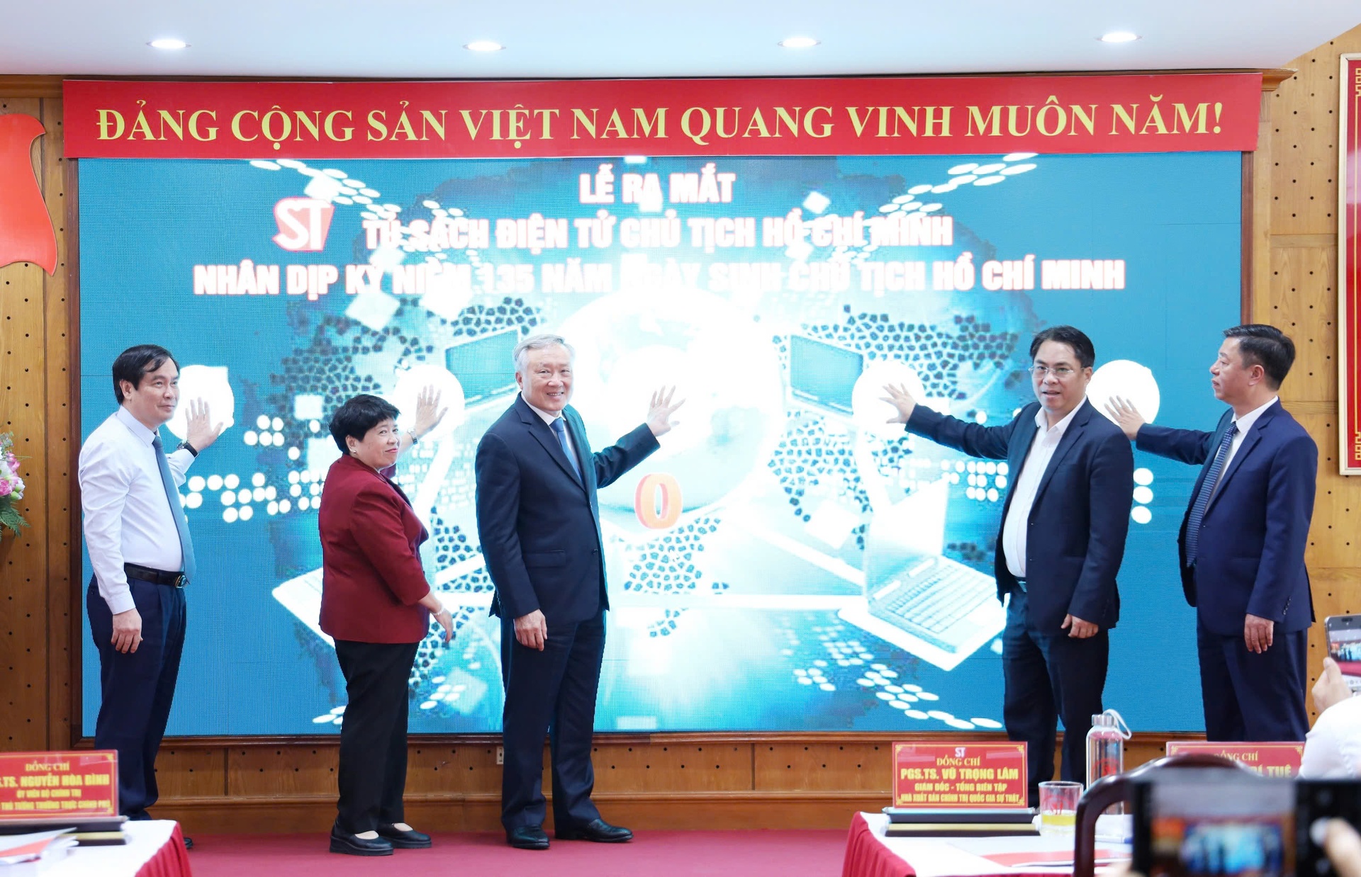 ho chi minh anh 1