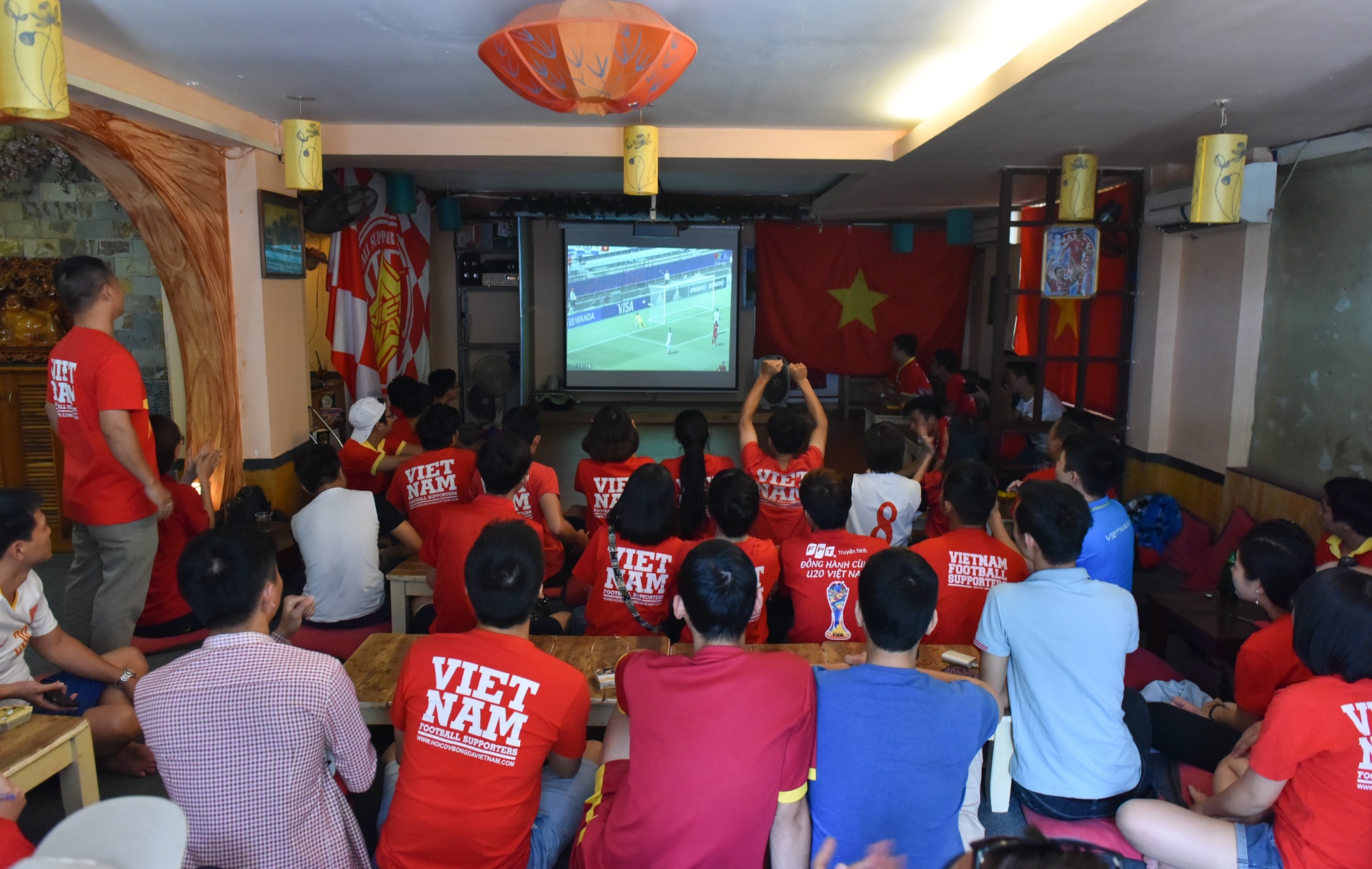 Co dong vien khoc sau tran thua cua U20 Viet Nam anh 1