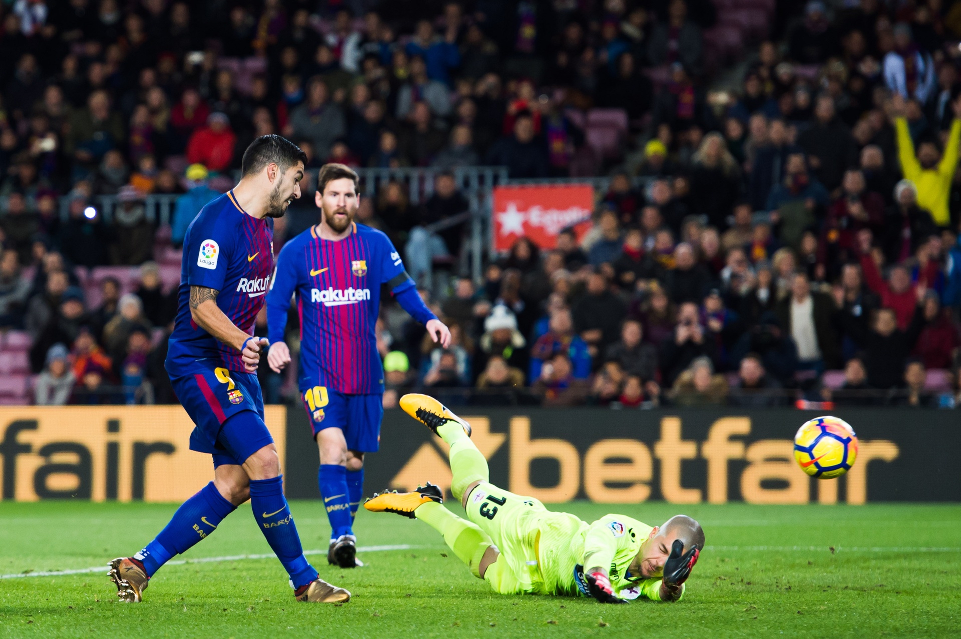 Messi lap hat-trick sut trung khung go anh 2