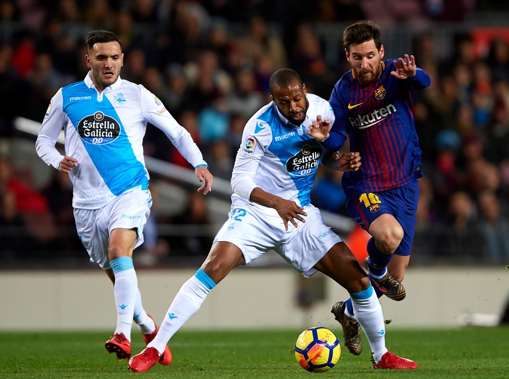 Messi lap hat-trick sut trung khung go anh 1