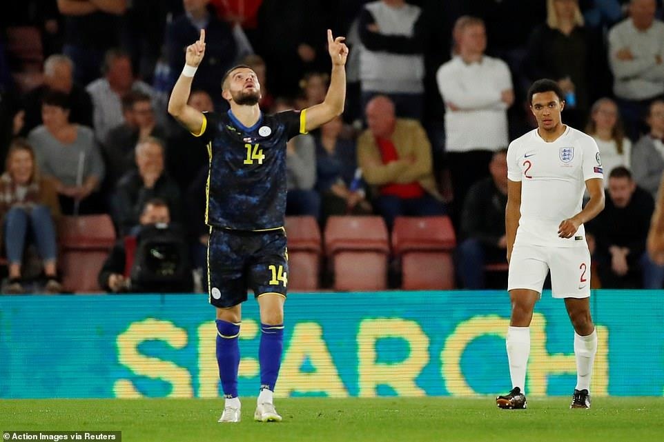 Sterling l, ap hat-trick kien tao anh 1