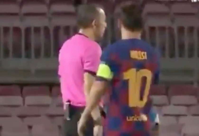 Messi tu choi bat tay trong tai anh 1