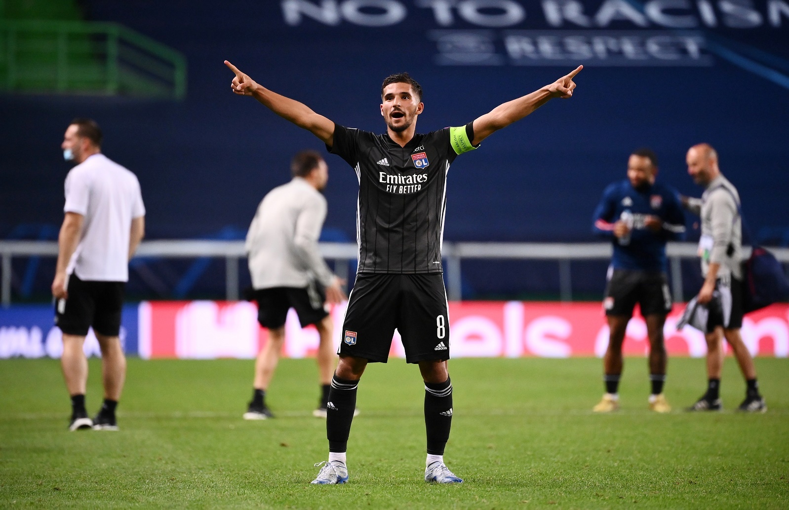 Man City thua Lyon anh 5