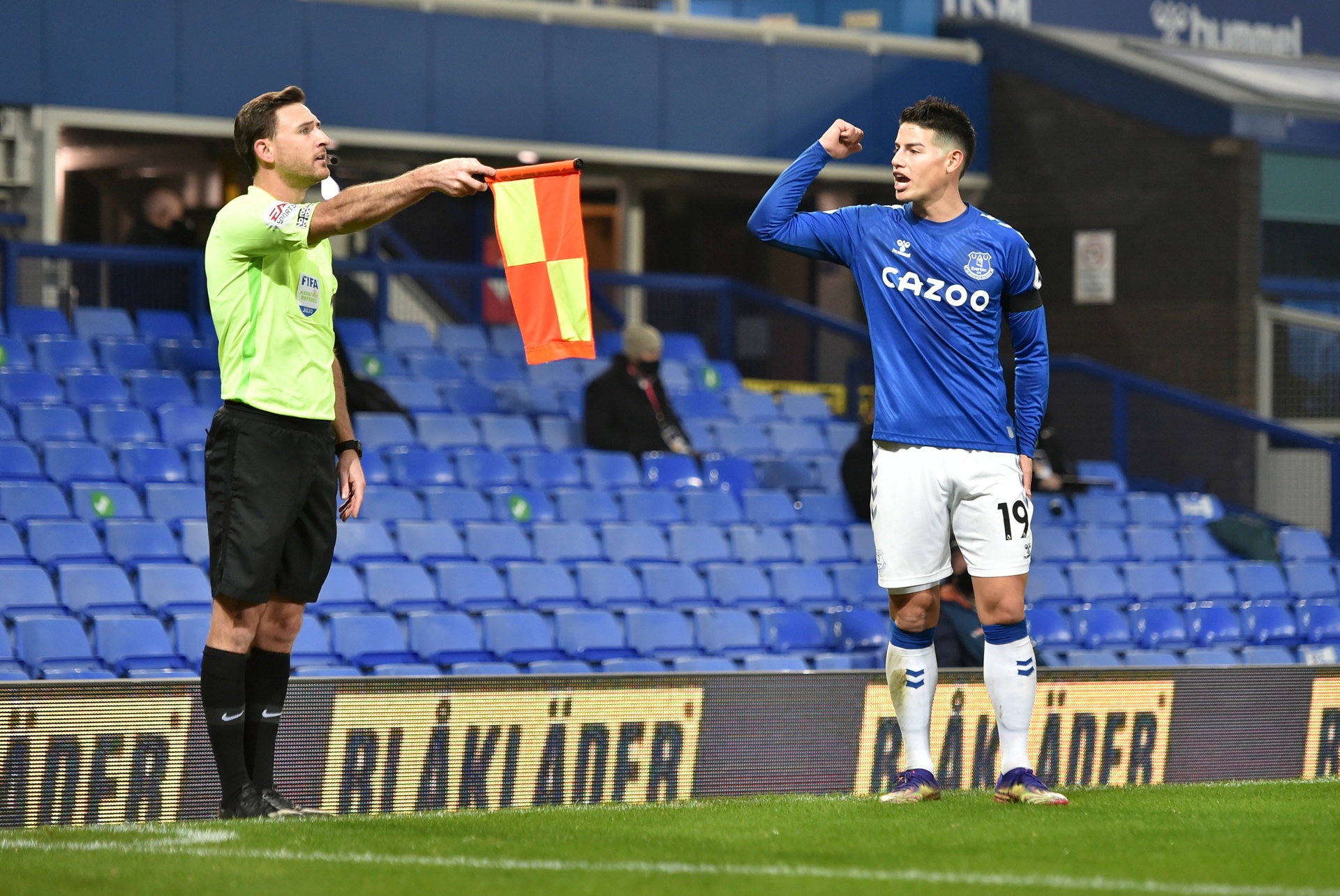 James Rodriguez bi tuoc ban thang anh 1