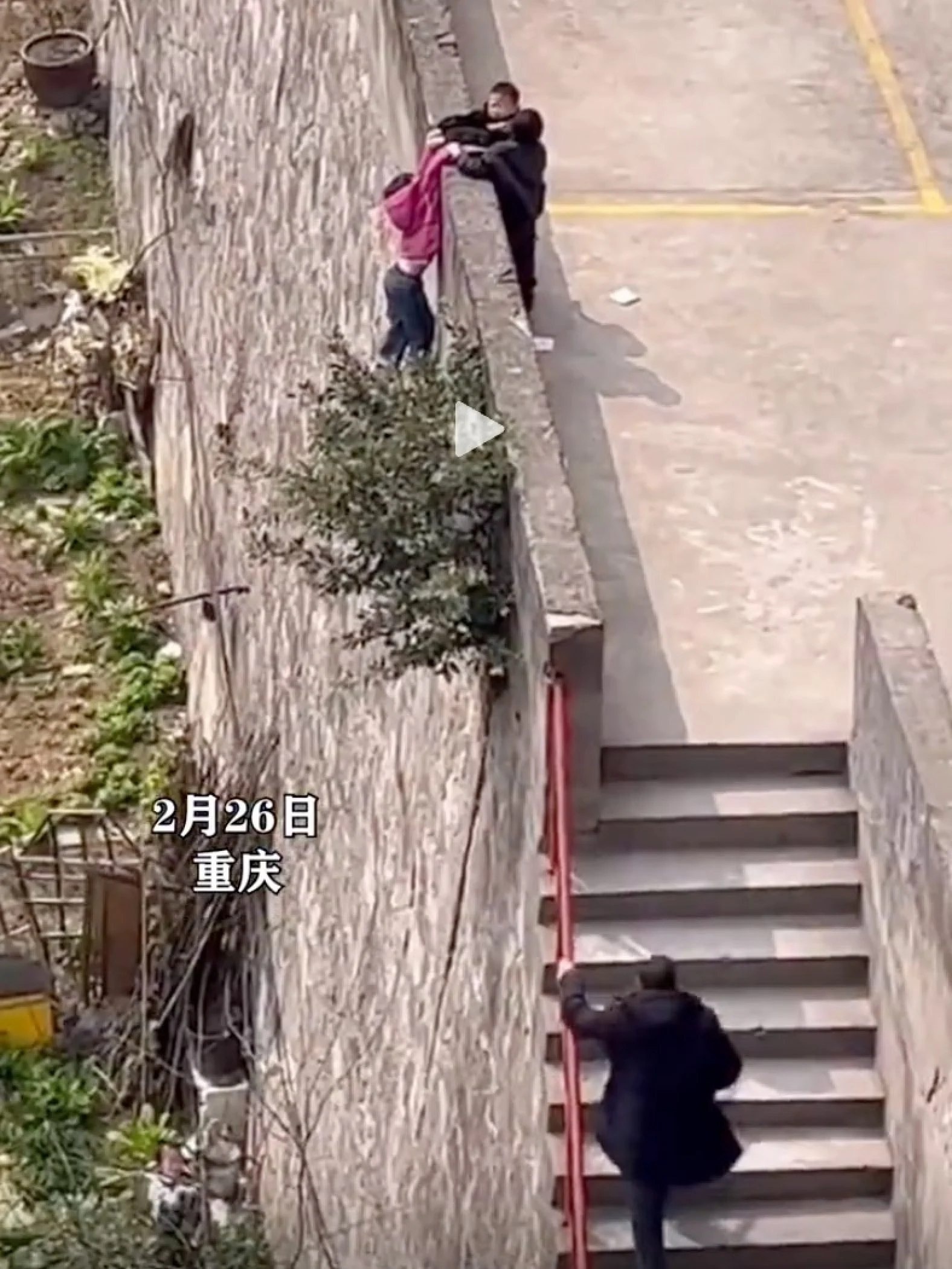 tre nho cuu nguoi anh 1