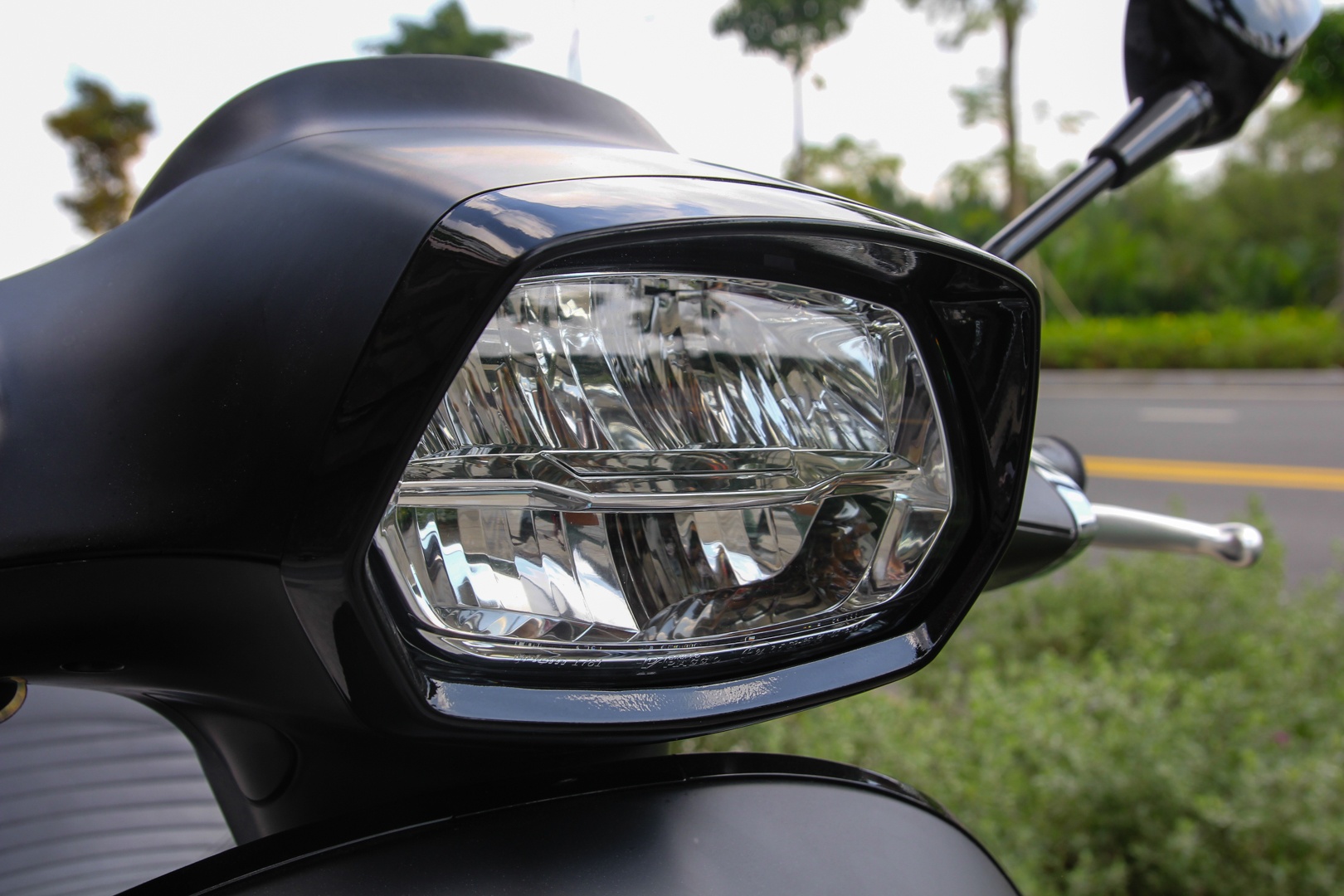 Chi tiết Vespa Sprint Notte ảnh 2 Chi tiet Vespa Sprint Notte anh 2
