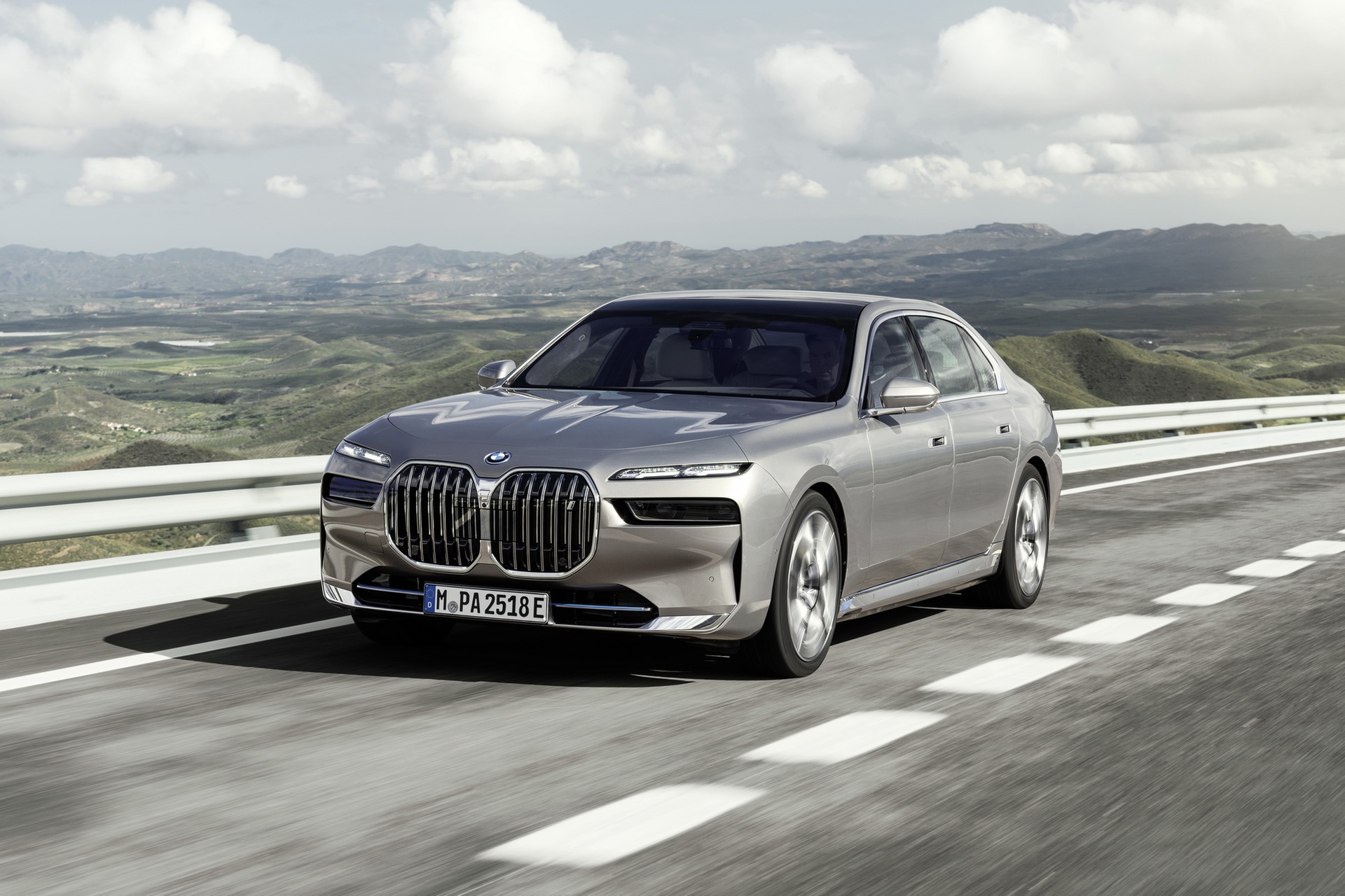BMW giai thich ve thiet ke gay tranh cai tren 7-Series moi anh 1