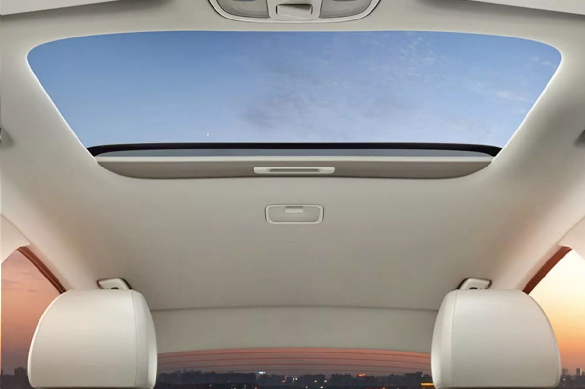 cua-troi-hyundai-accent-2024