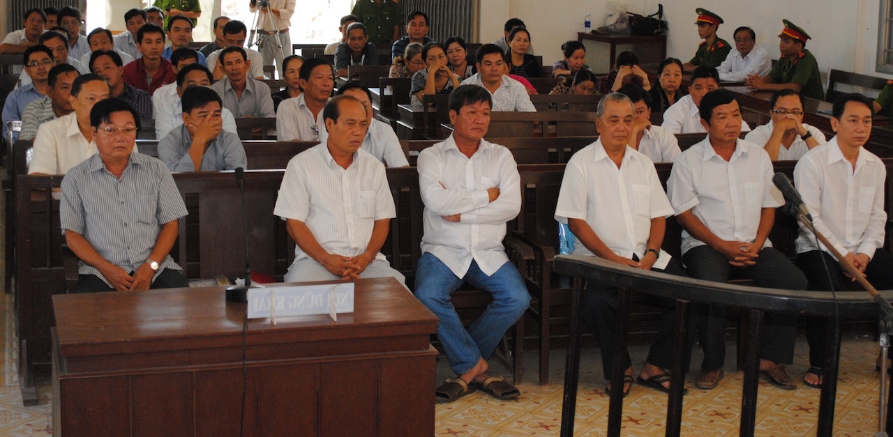 11 bị cáo tại phiên toà (hàng thứ nhất và hàng thứ 2)