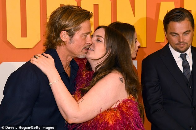 brad pitt tang nhan cho ban dien anh 1