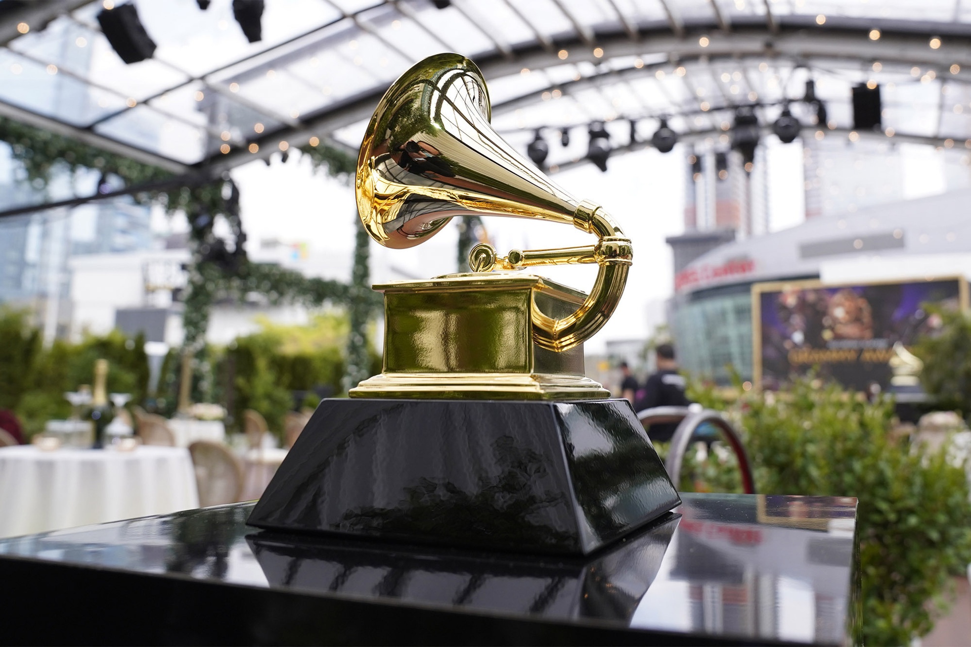 Le trao giai Grammy bi hoan anh 1