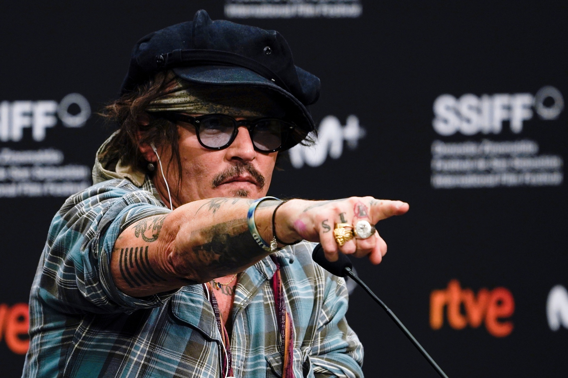 Johnny Depp kien Amber Heard anh 1