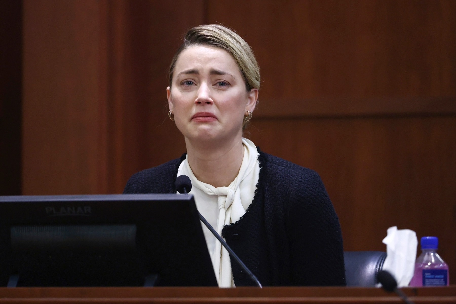 Amber Heard bi dieu tra anh 1