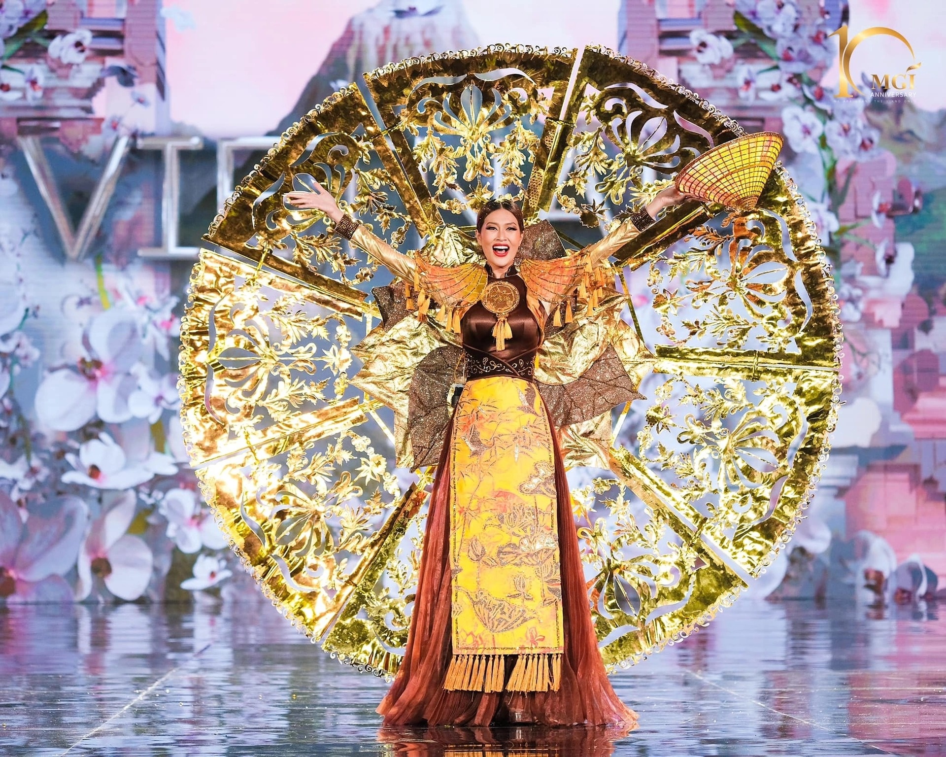 Hoa hau Hoa binh anh 1