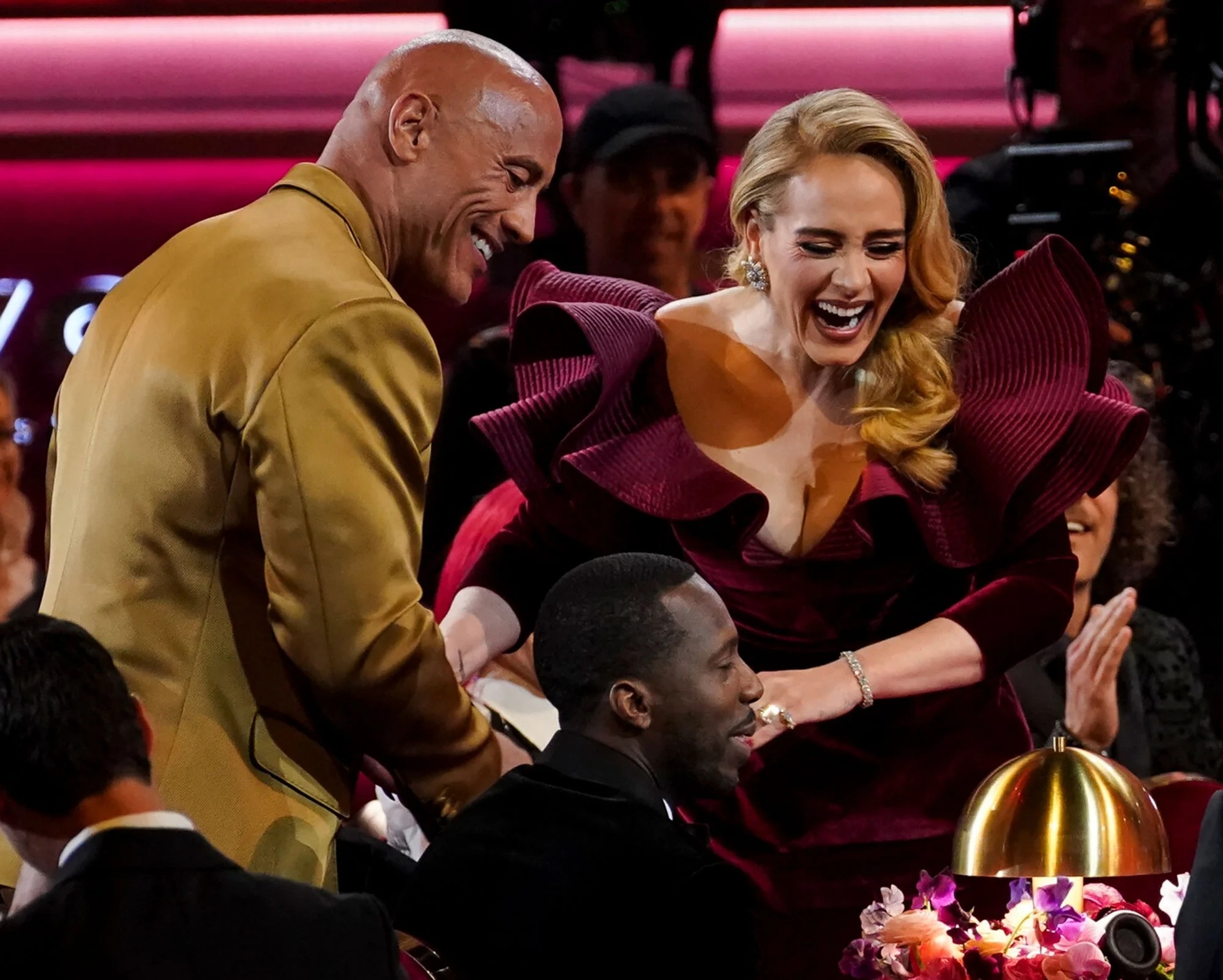 The Rock va Adele anh 1