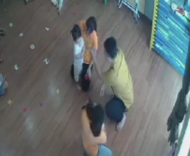 Be gai 2 tuoi bi bo ban danh anh 1