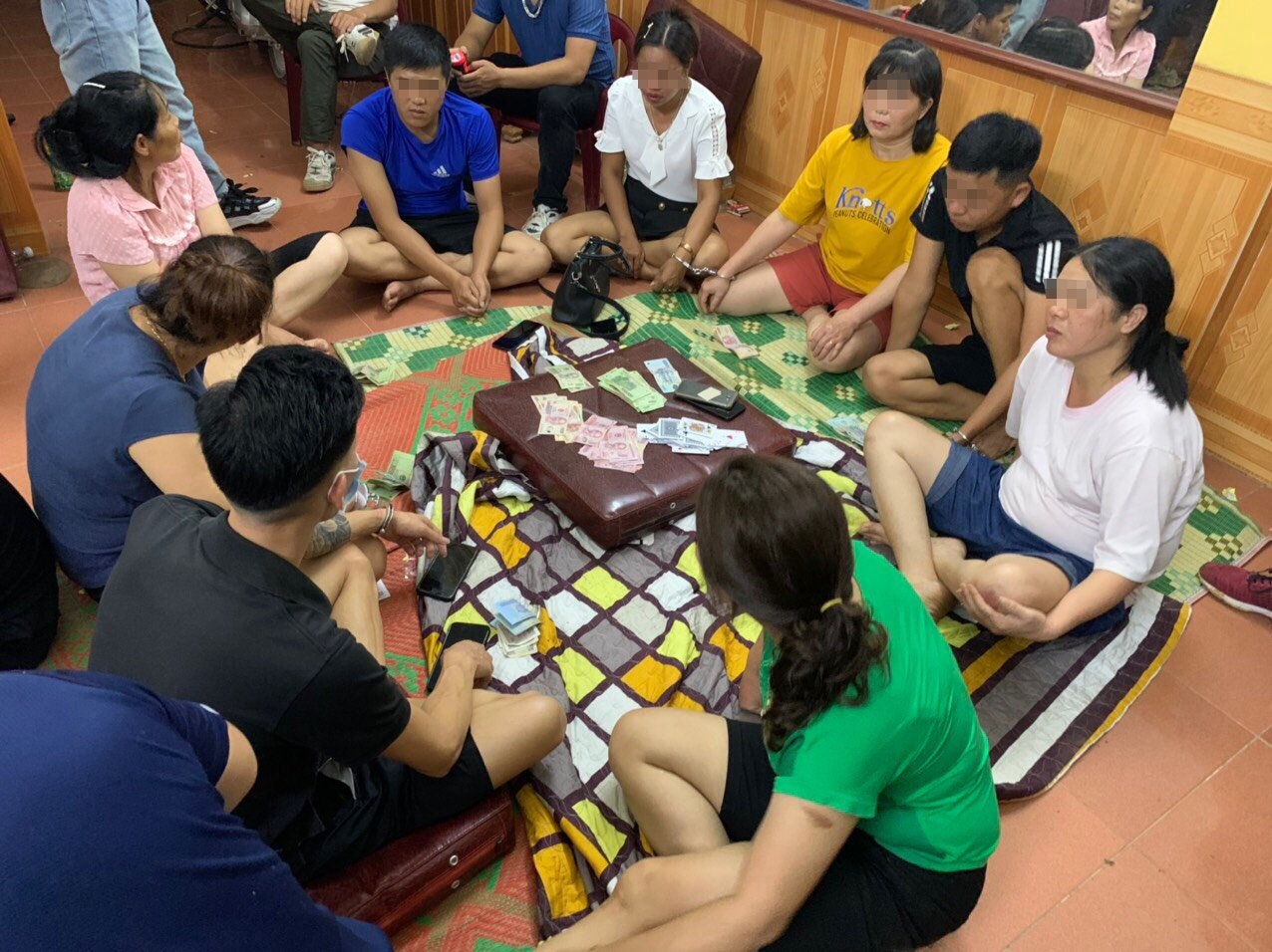 Can bo xa tu tap danh bac anh 1