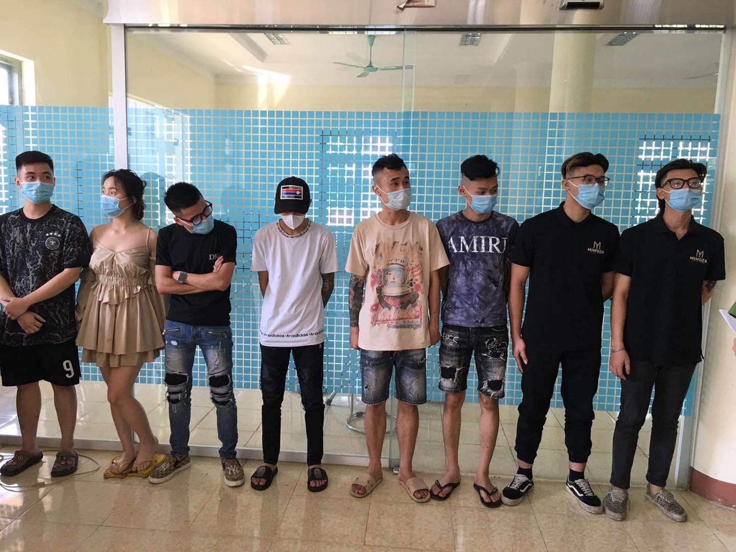 Bat qua tang nhom su dung bong cuoi anh 1