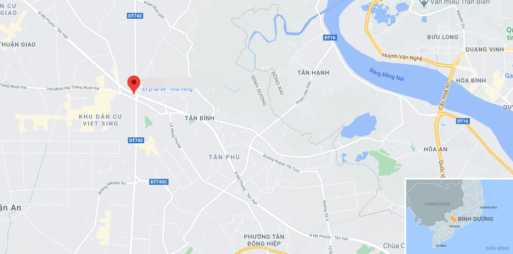 Nguoi dan di doi do dac ra xa kho phe lieu dang boc chay anh 2