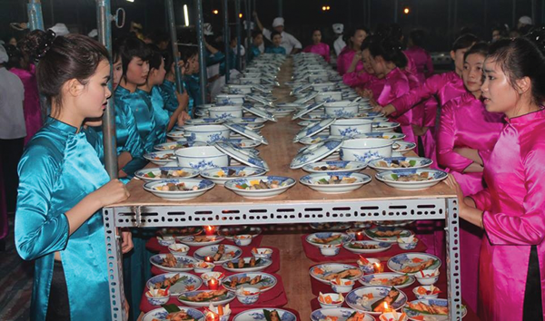 Chuẩn bị cho buổi Ngự yến hoàng cung tại Festival Huế 2014. Ảnh: Phunuonline.com.vn
