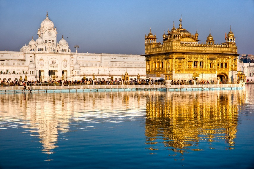 Đền Harmandir Sahib, Punjab, Ấn Độ: Ngôi đền linh thiêng của đạo Sikh nằm trên một hòn đảo nhân tạo ở Punjab, Ấn Độ. 