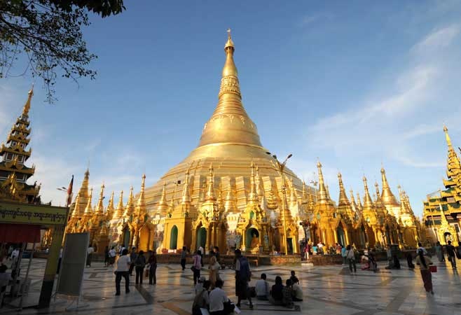 Chùa vàng Shwedagon, Yangon, Myanmar: Đây được coi là ngôi chùa linh thiêng nhất Myanmar, nơi lưu giữ 4 báu vật linh thiêng gồm cây gậy của Phật Câu Lưu Tôn, cái lọc nước của Phật Câu Na Hàm, một mảnh áo của Phật Ca Diếp, và 8 sợi tóc của Phật Thích Ca. 